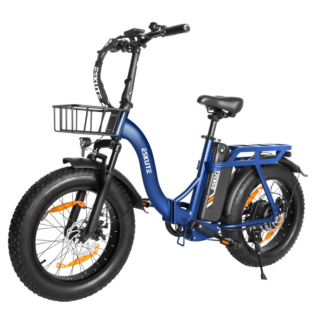 Una bicicleta eléctrica azul con neumáticos anchos, una cesta delantera y un portaequipajes trasero.