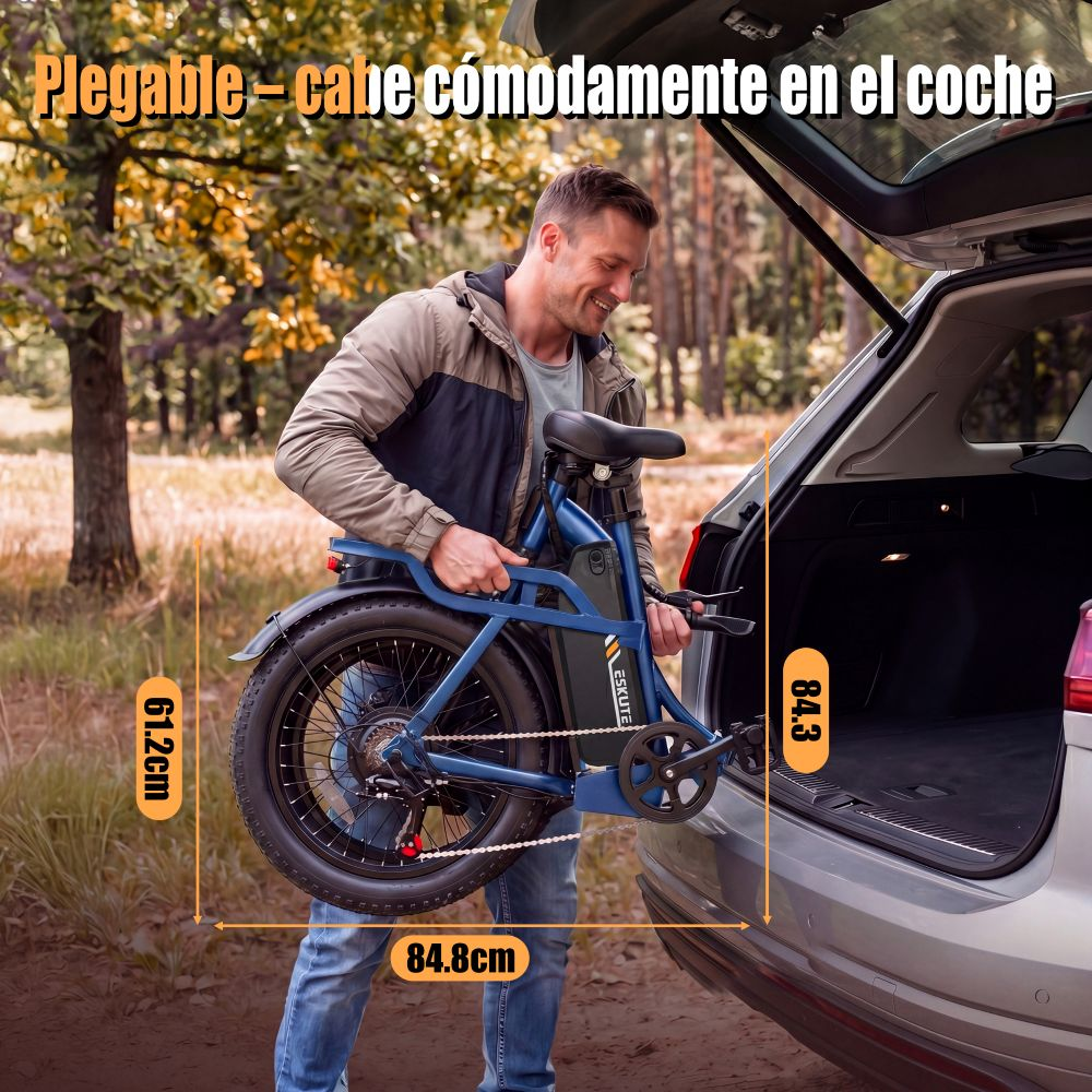 Un hombre guarda una bicicleta plegable azul en el maletero.