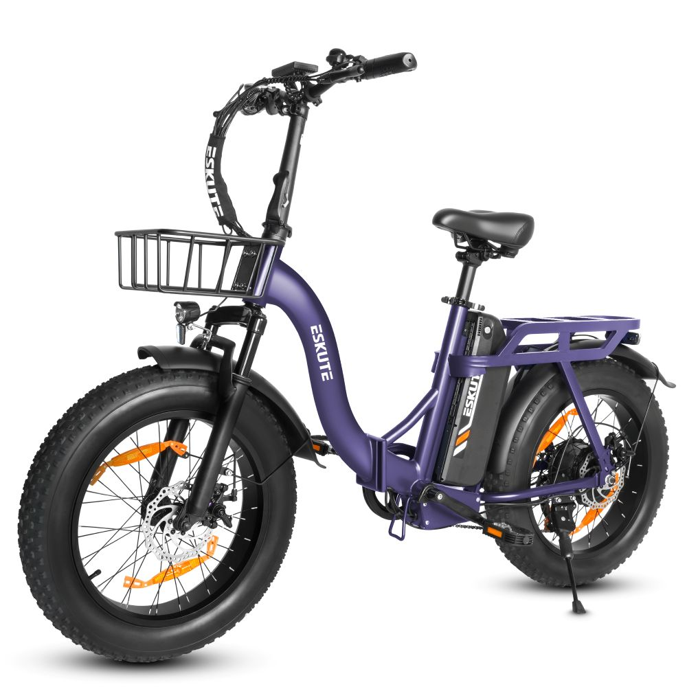 Una bicicleta eléctrica morada de llantas anchas con cesta delantera y portaequipajes trasero.