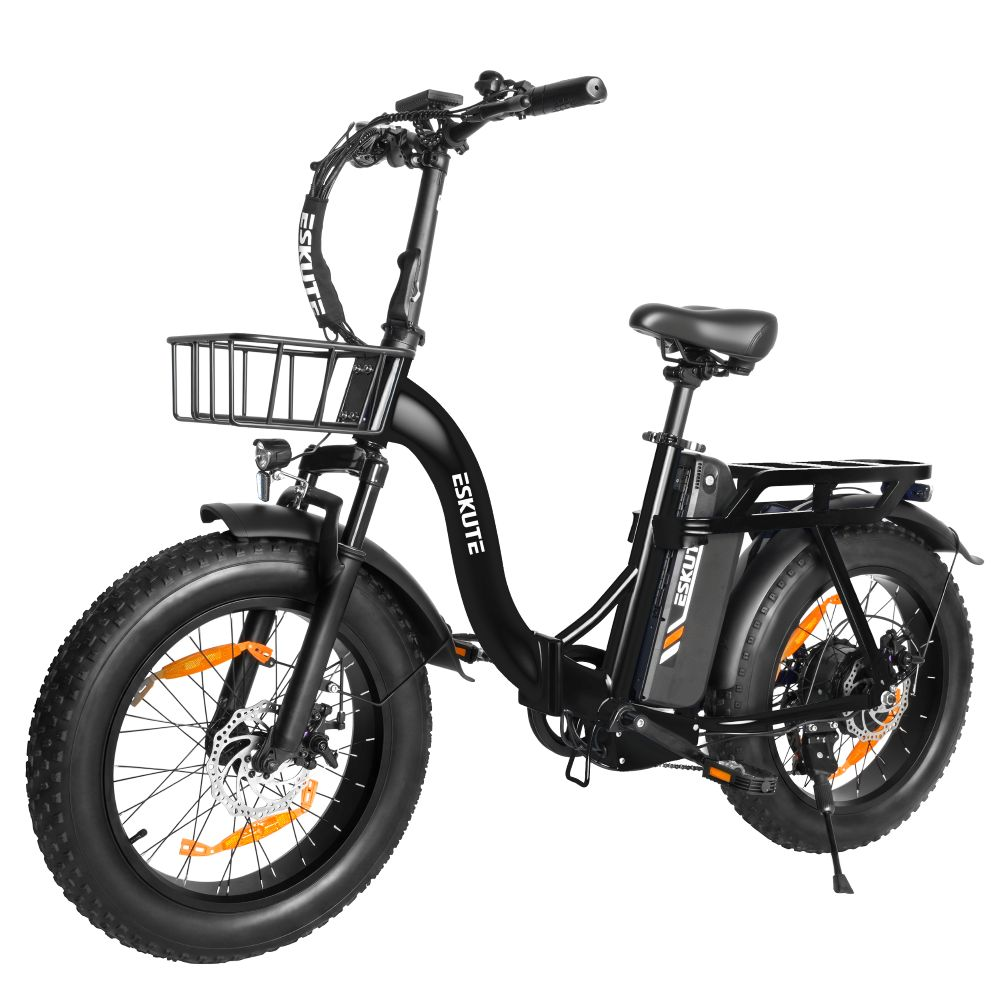 Bicicleta eléctrica negra de llantas anchas con cesta delantera, portaequipajes trasero.