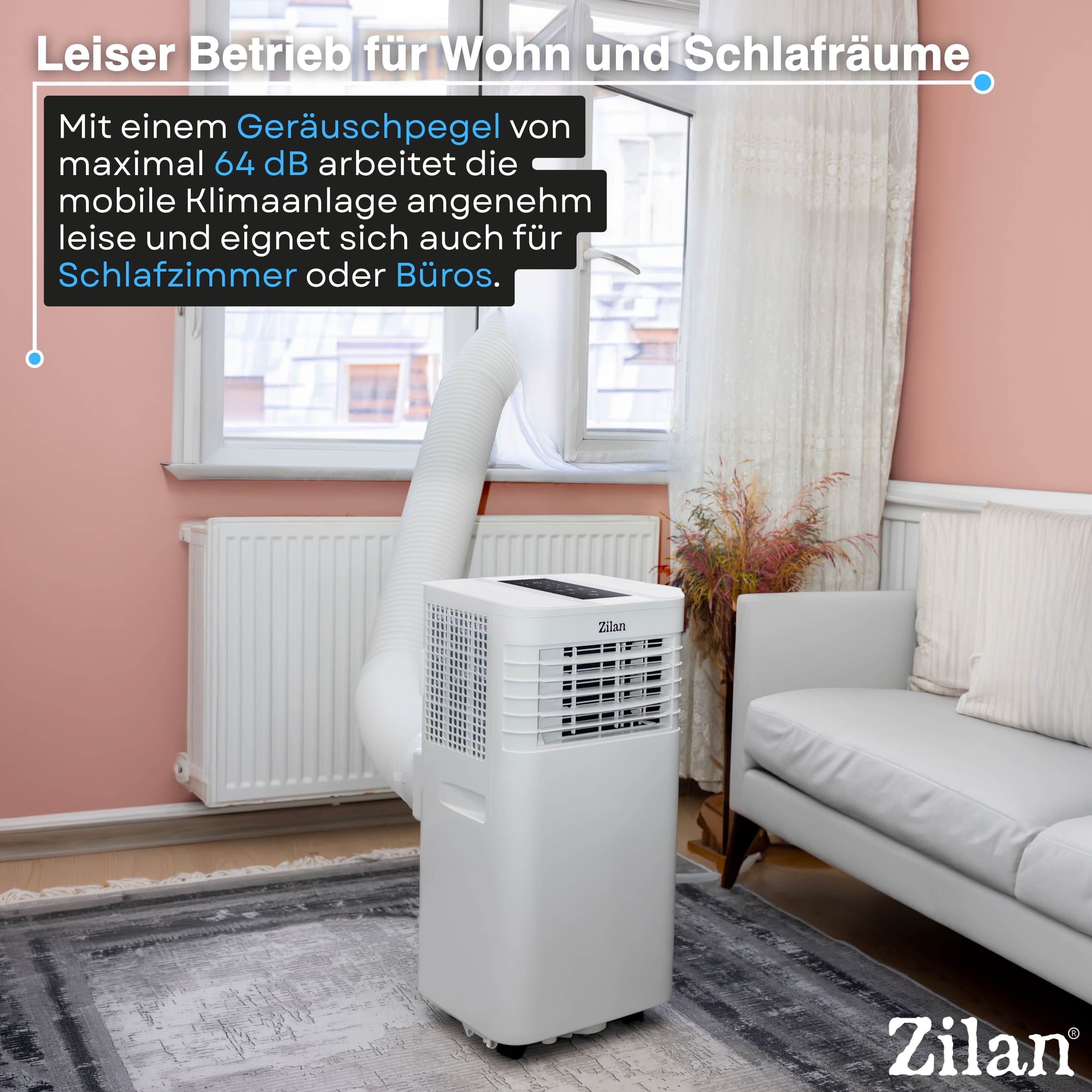 Weiße mobile Klimaanlage mit Schlauch neben Fenster und Sofa.