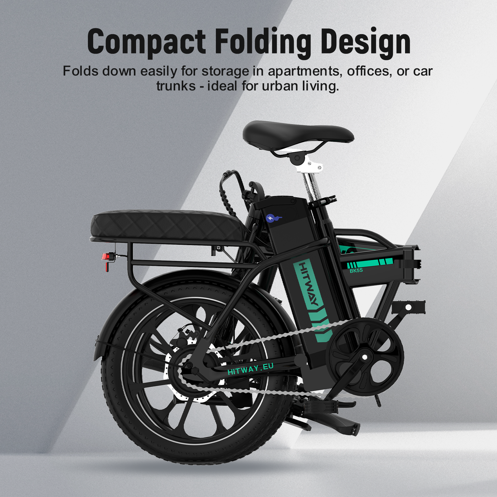 Zwarte vouwbare e-bike met bagagedrager, zadel en accu.