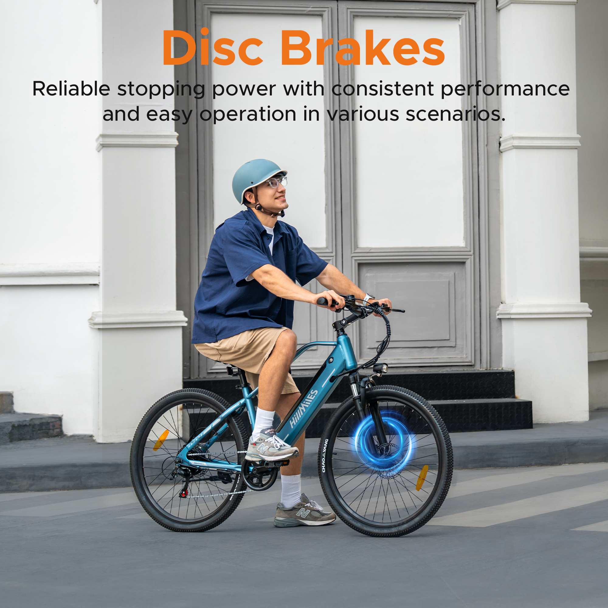 Un hombre con camisa y shorts azules monta una bicicleta azul con frenos de disco.