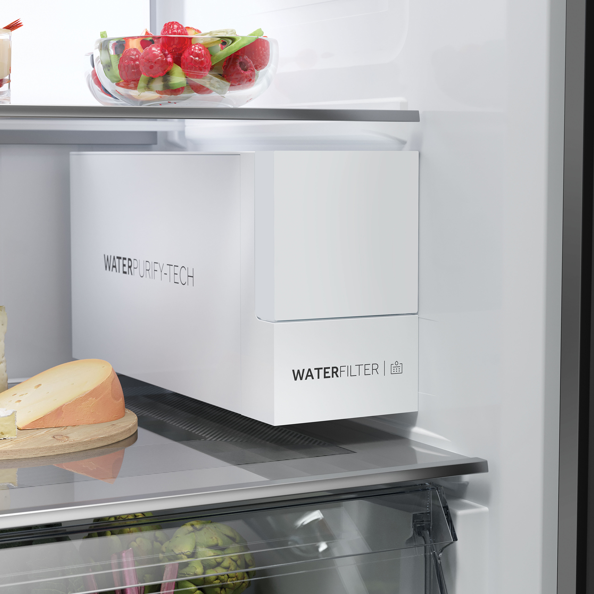 Estante de refrigerador con frutero, queso y carcasa de filtro de agua.