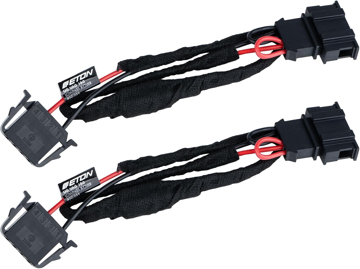 Zwei Kabeladapter mit schwarzen Stecker, rot/schwarzen Kabeln und Etiketten.