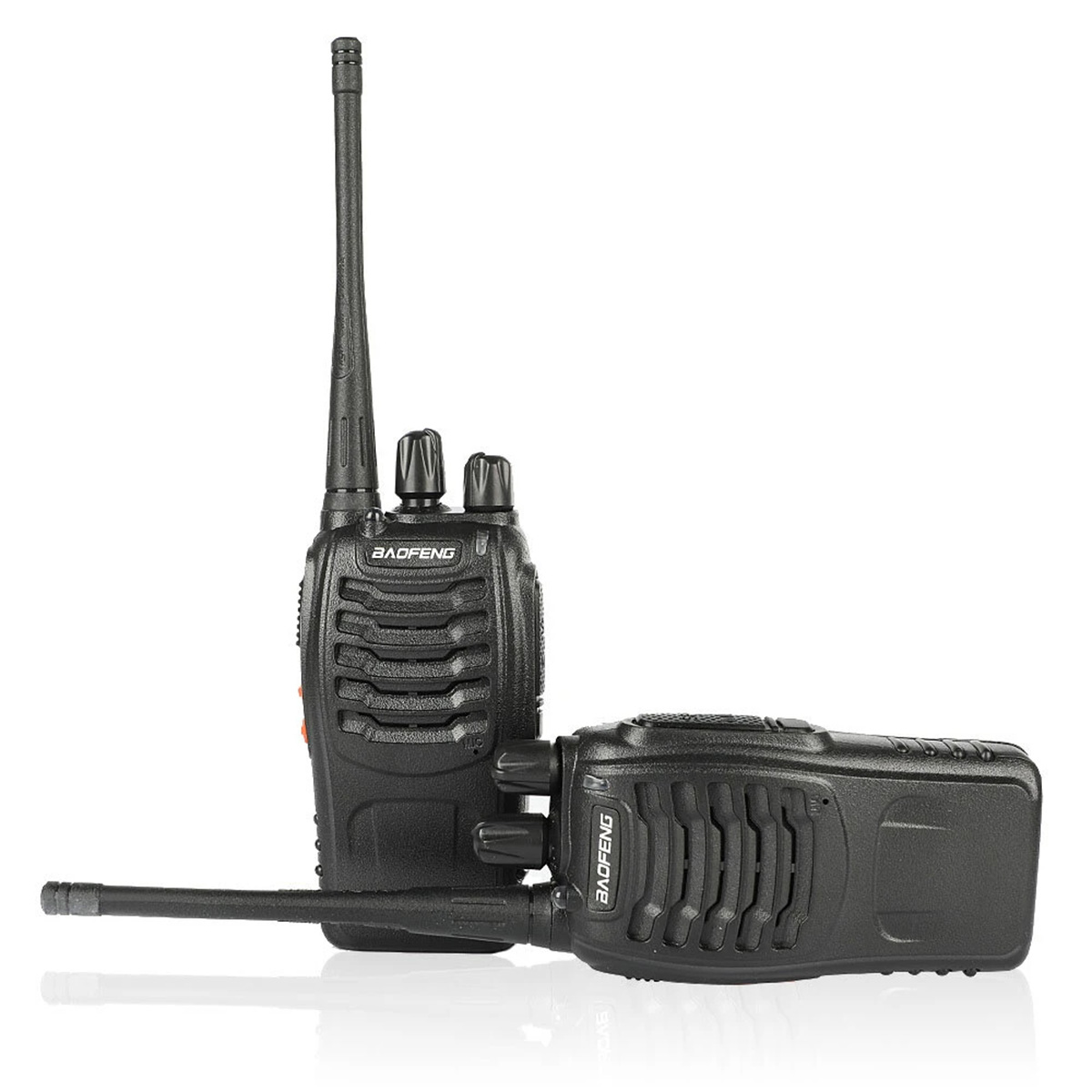 Dos walkie-talkies negros con antenas y botones sobre fondo blanco.