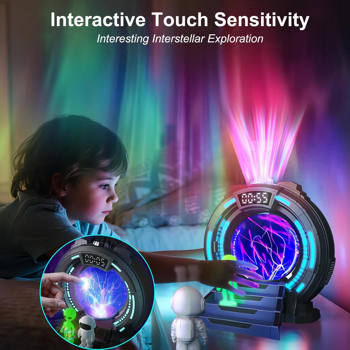Niño con lámpara de plasma proyectando luces de colores. Astronauta y alien de juguete.