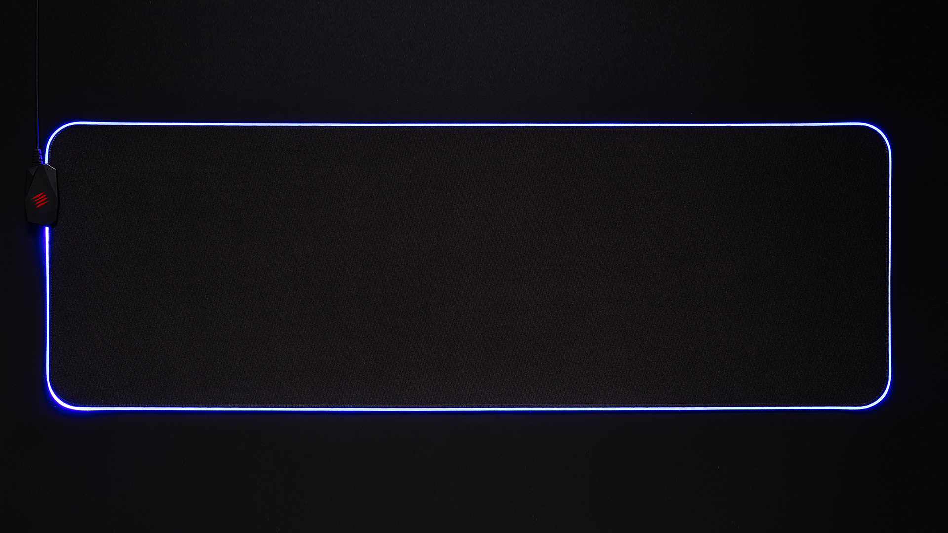 Tapis de souris noir avec contour LED bleu et logo gaming rouge sur le câble.