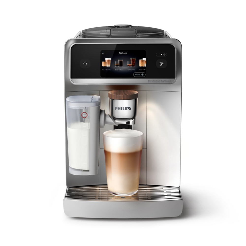 Eine silberne Philips-Kaffeemaschine mit Milchbehälter und einem Glas Kaffee mit Milchschaum.