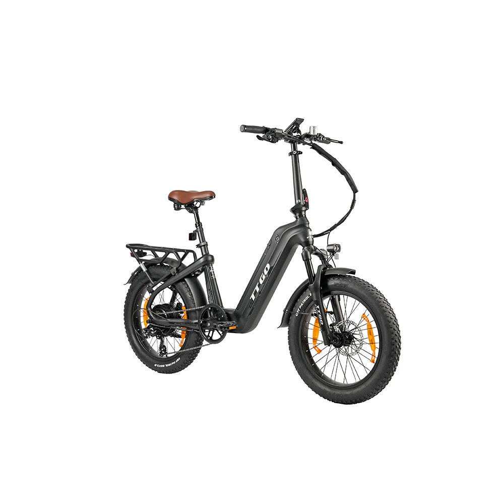 Bicicletta elettrica nera con pneumatici larghi, sella marrone e portapacchi.