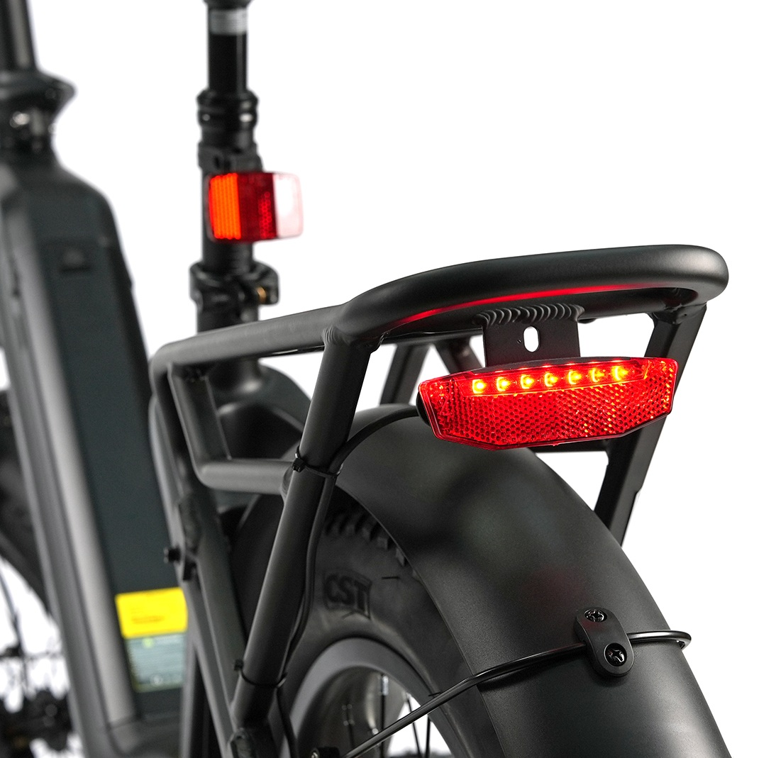 Vista posteriore di una bicicletta nera con luci posteriori rosse e portapacchi.