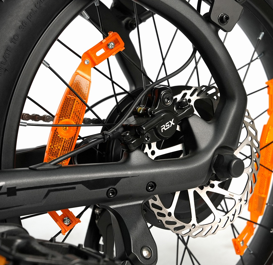 Primo piano della ruota posteriore di una bicicletta con catarifrangenti arancioni e freno a disco.