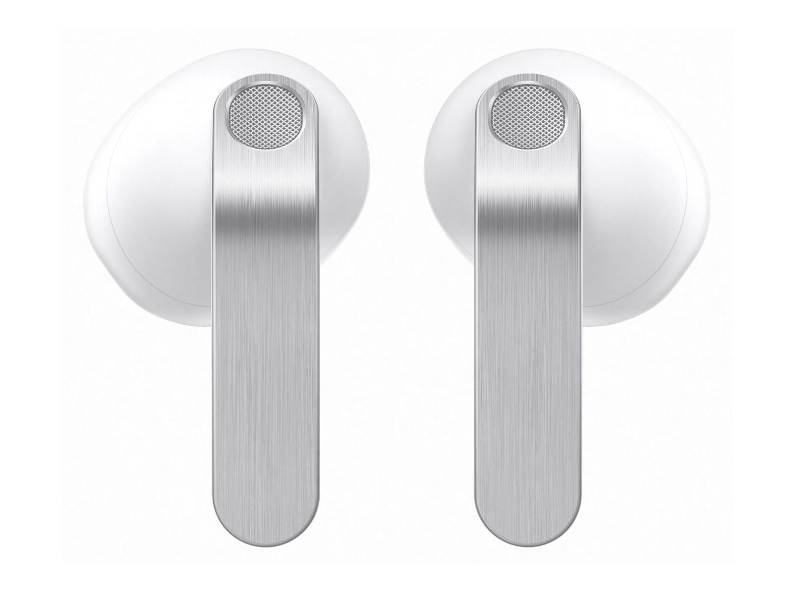 Due auricolari wireless bianchi con steli argentati sono uno accanto all'altro.