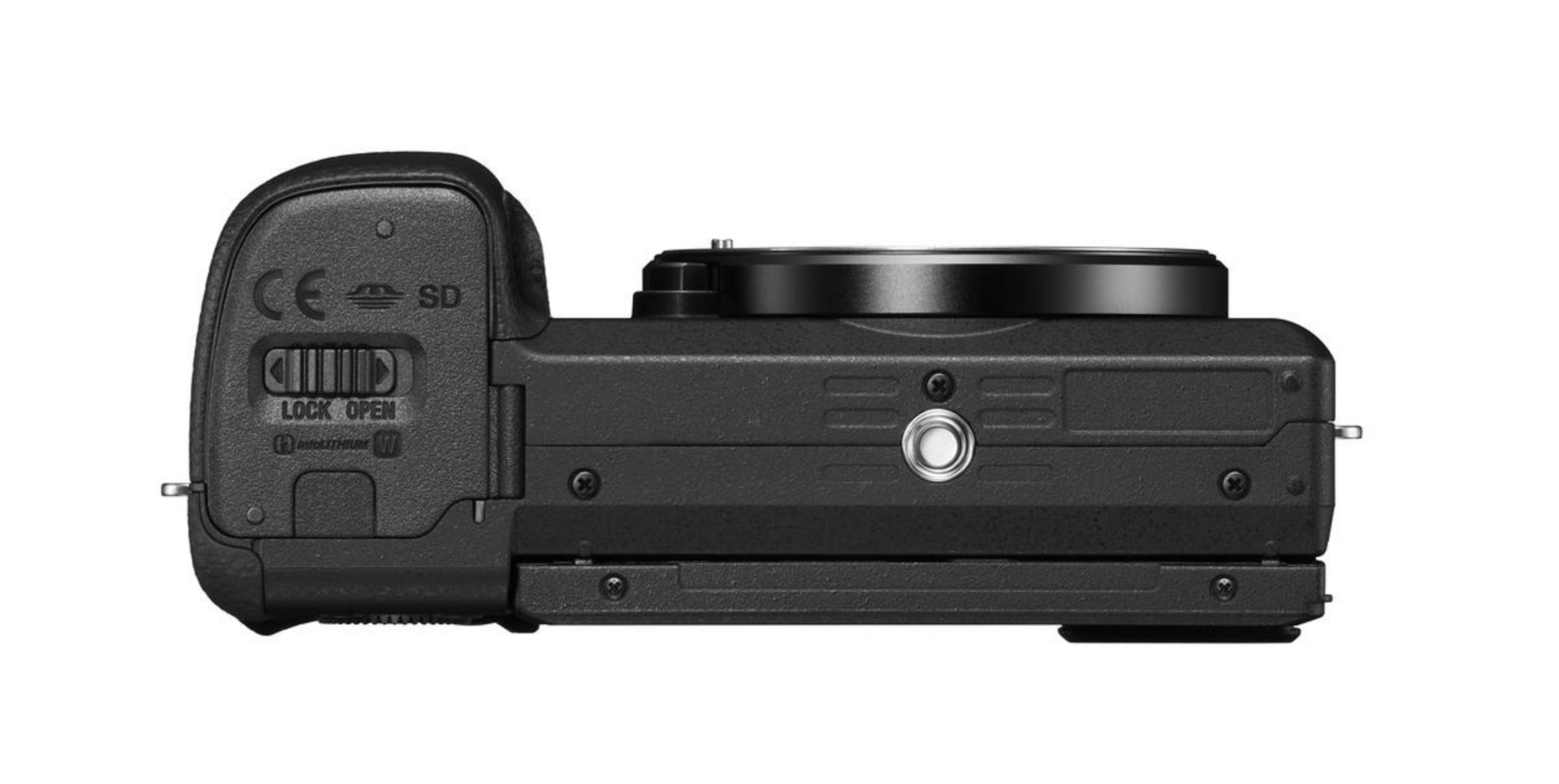Schwarze Kamera mit SD-Kartenfach, das mit 'Lock Open' gekennzeichnet ist.
