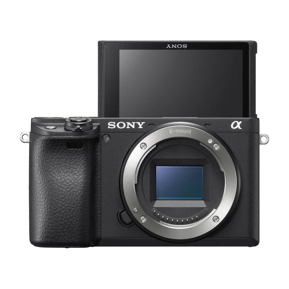 Eine schwarze Sony Alpha Systemkamera mit E-Mount, gekipptem LCD-Bildschirm und Objektivanschluss.