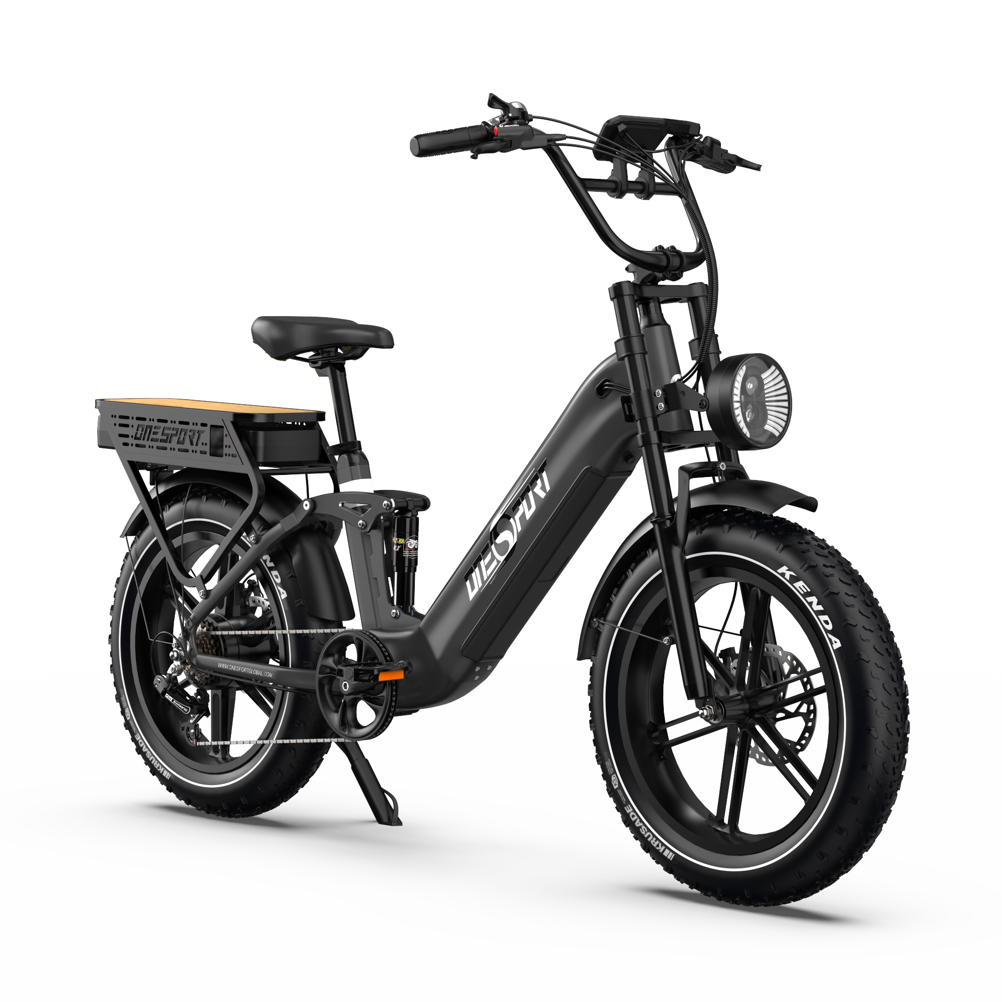 E-bike nera con pneumatici larghi, portapacchi posteriore in legno, fari rotondi e sospensioni.