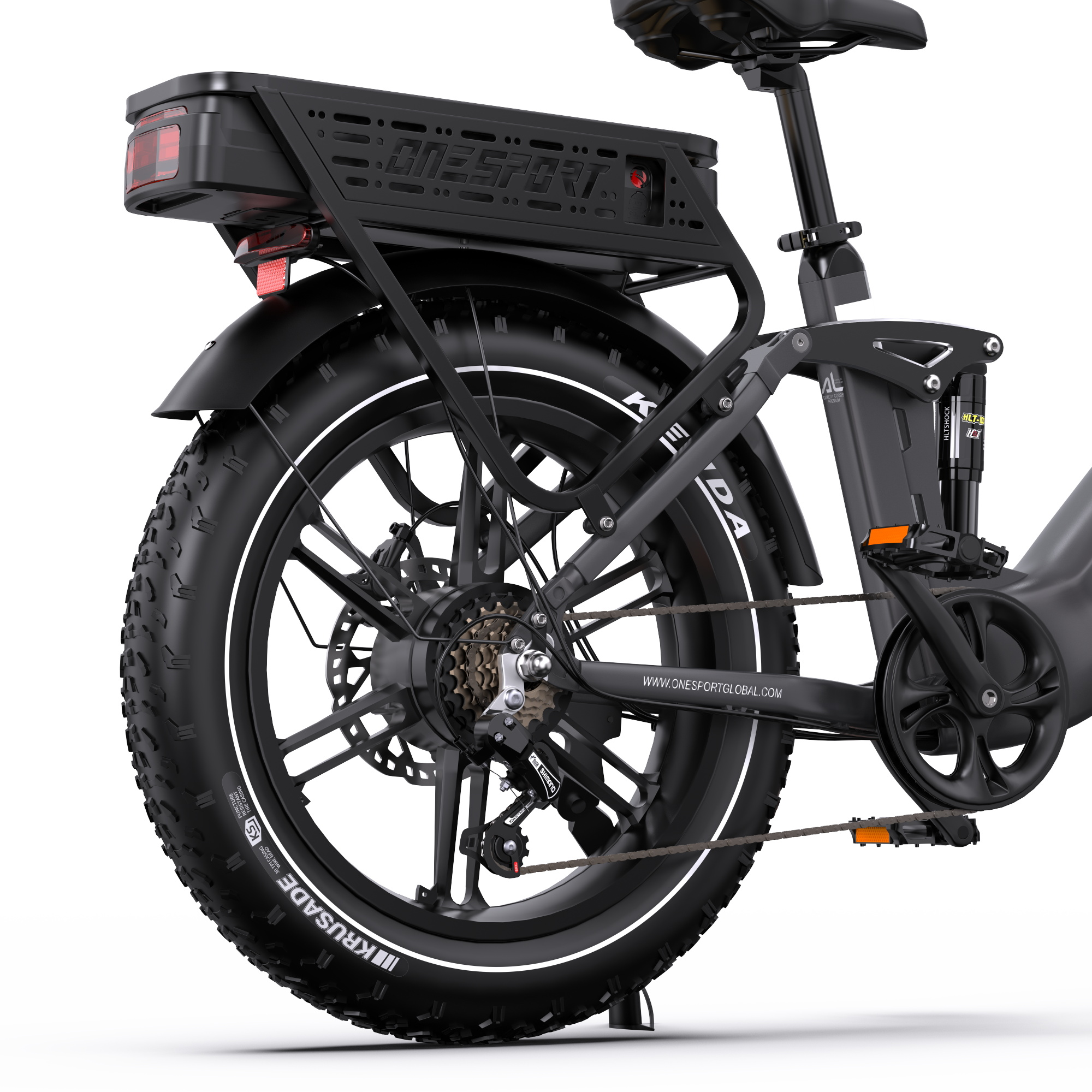 Dettaglio della ruota posteriore, ingranaggi e portapacchi di una e-bike nera. Copertone largo.