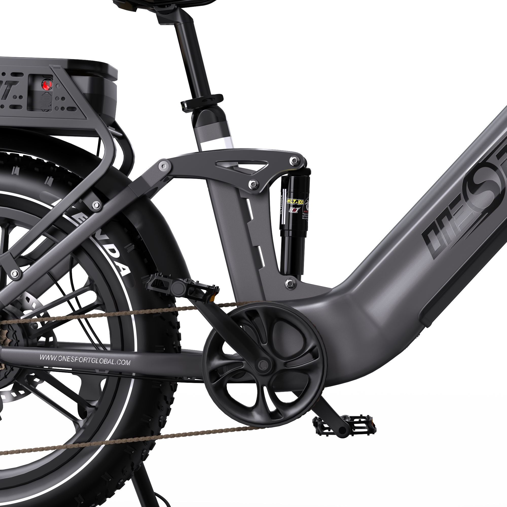 Primo piano del telaio grigio di e-bike, ruota posteriore, catena e pedali.