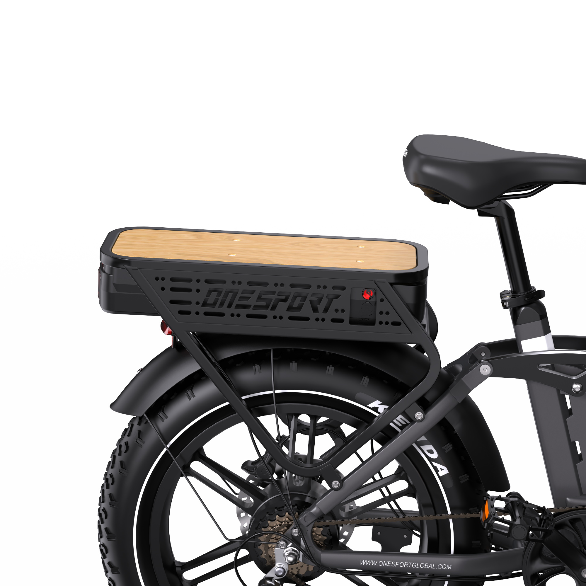 Primo piano di una e-bike nera con portapacchi in legno e gomma larga.
