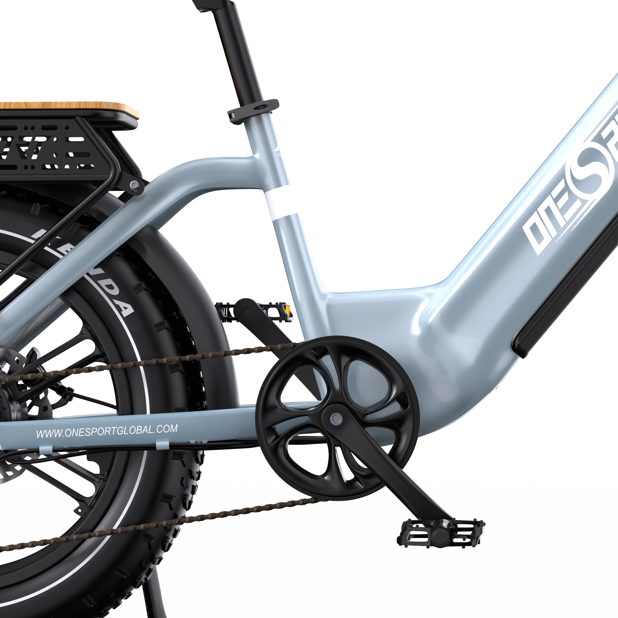 Primo piano del telaio di e-bike azzurro, con ruota posteriore, catena e pedali.