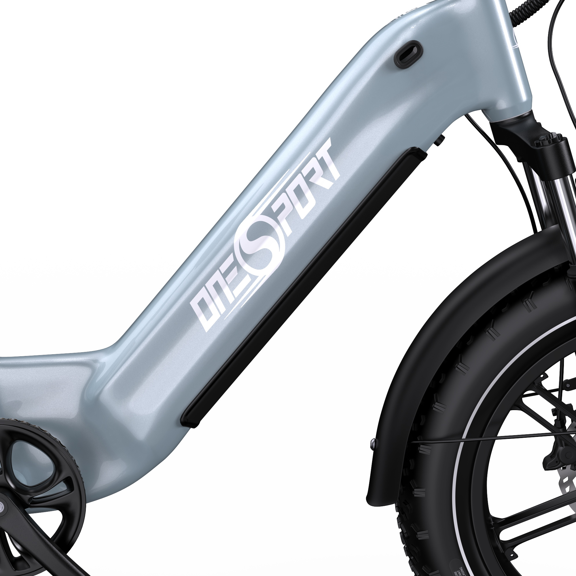 Primo piano del telaio di bicicletta grigio chiaro con logo bianco e parafango nero.