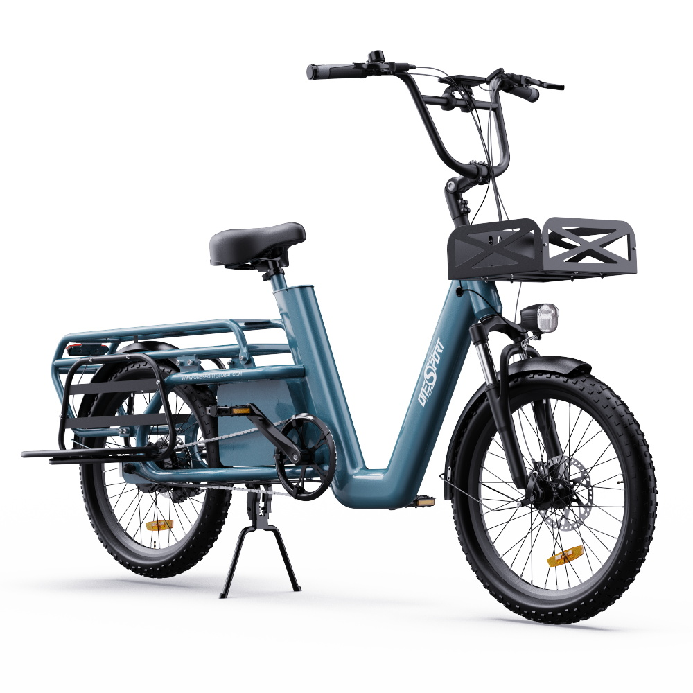 Una bicicleta eléctrica azul verdoso con portaequipajes delantero y trasero, ruedas anchas y pata de cabra.