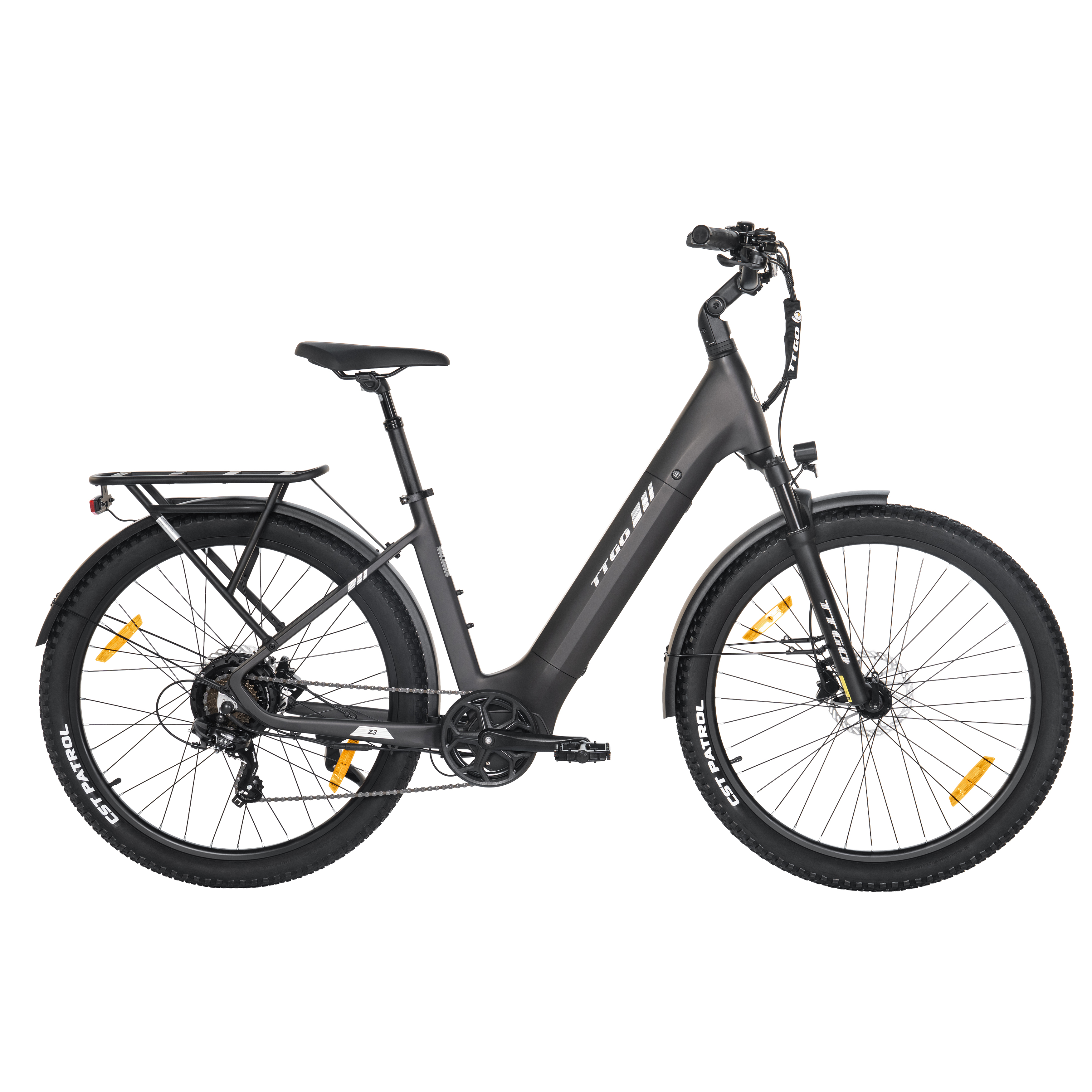 Una bici elettrica nera con portapacchi e parafanghi, su sfondo bianco.