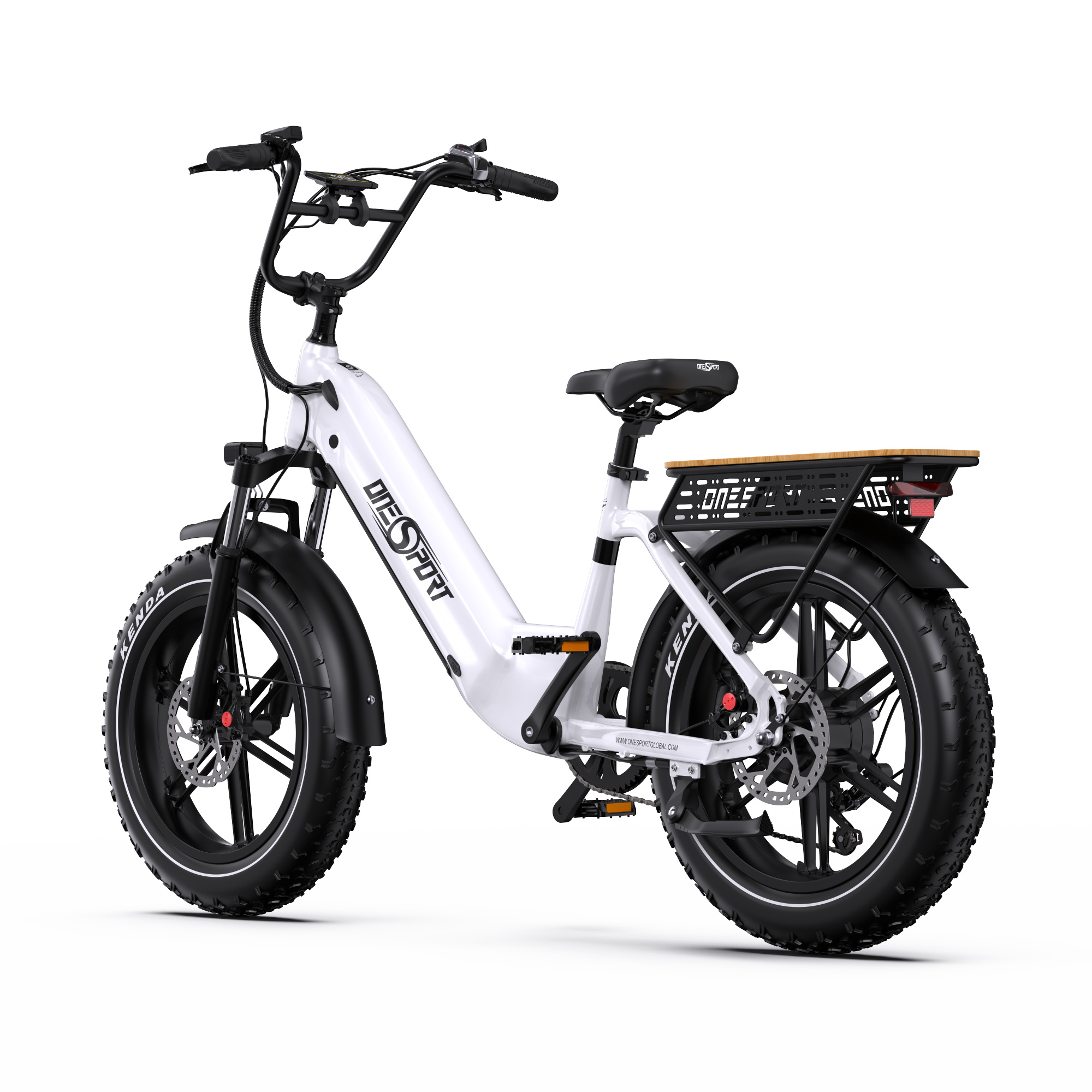 Bicicletta elettrica bianca con pneumatici grassi, parafanghi, manubrio e sella neri.