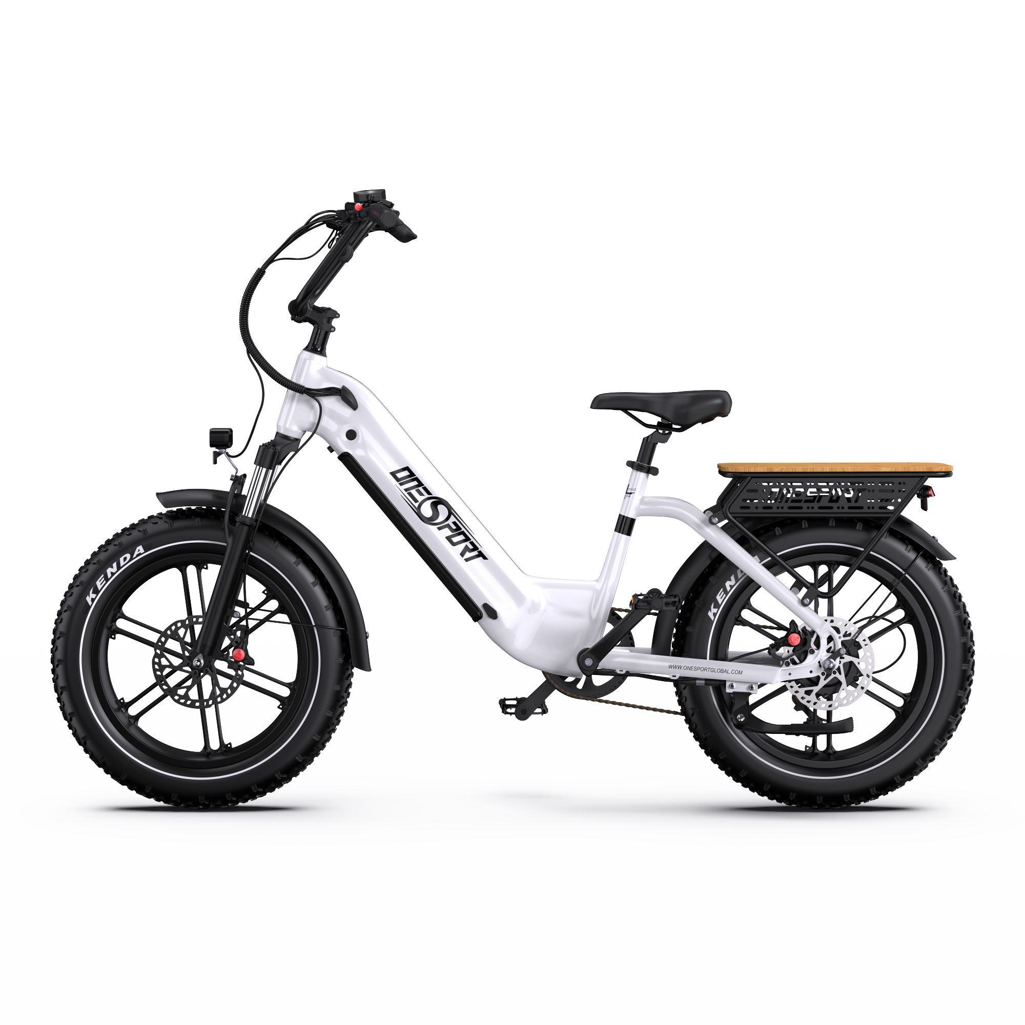 Una bici elettrica bianca con pneumatici larghi, freni a disco e portapacchi posteriore in legno.