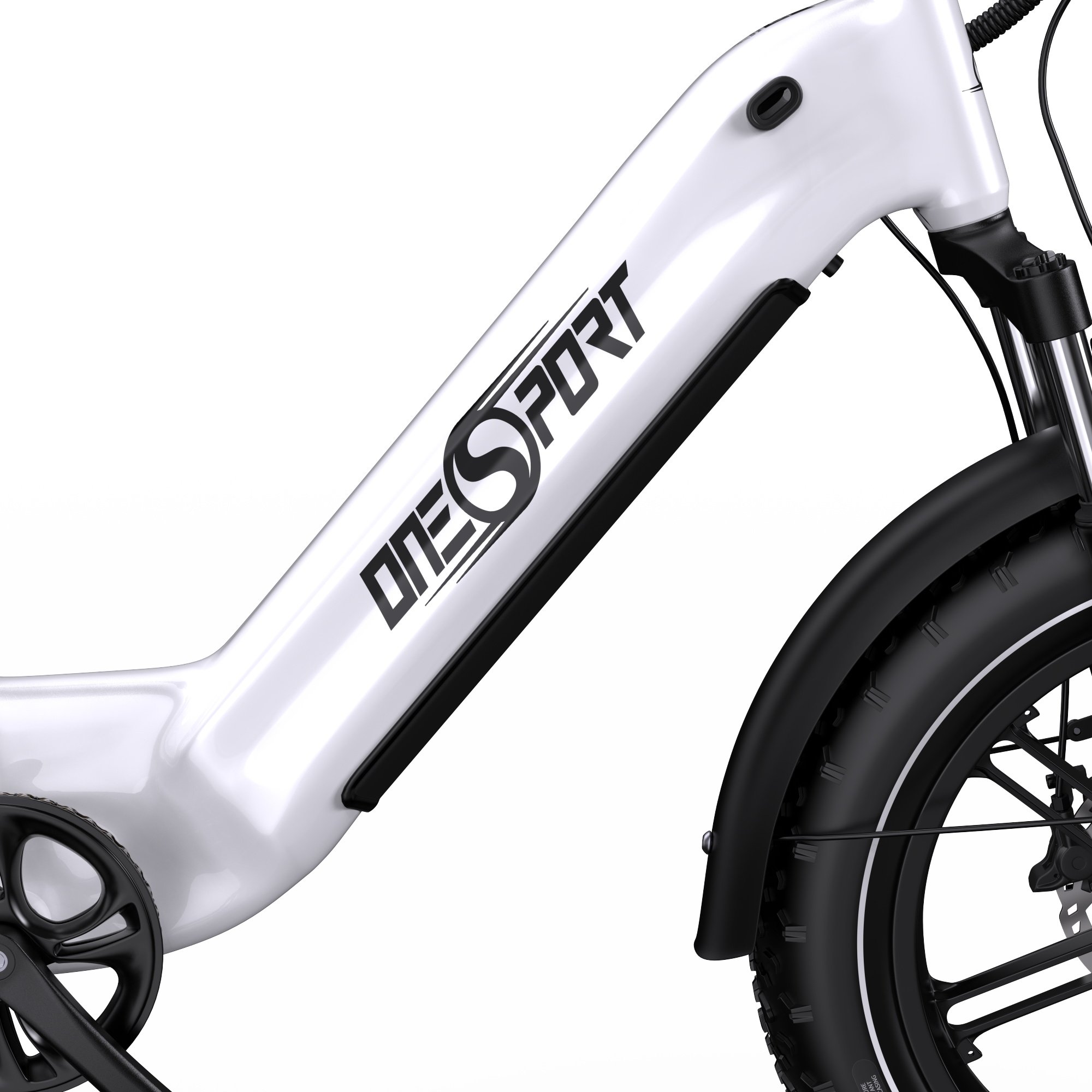Primo piano di una bici elettrica bianca con manubrio e pneumatico neri.