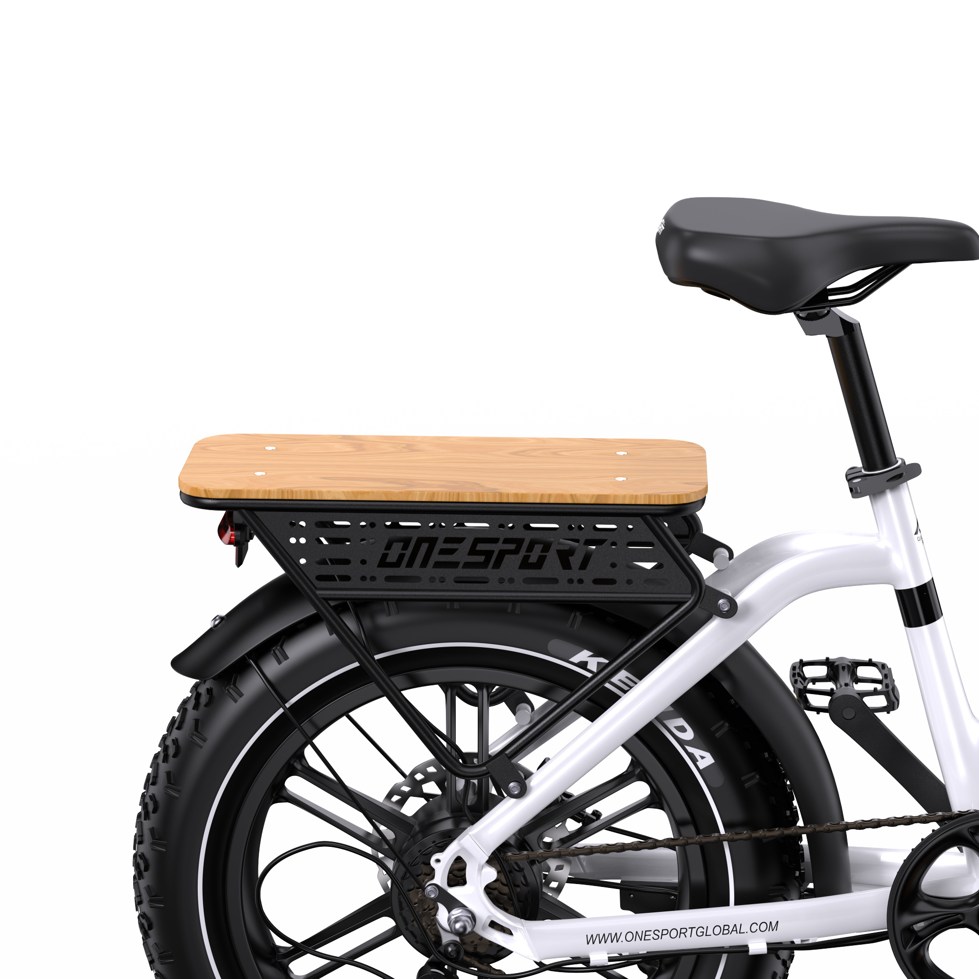 E-bike bianca vista posteriore: sedile in legno, portapacchi nero, parafango, ruota, pedali.