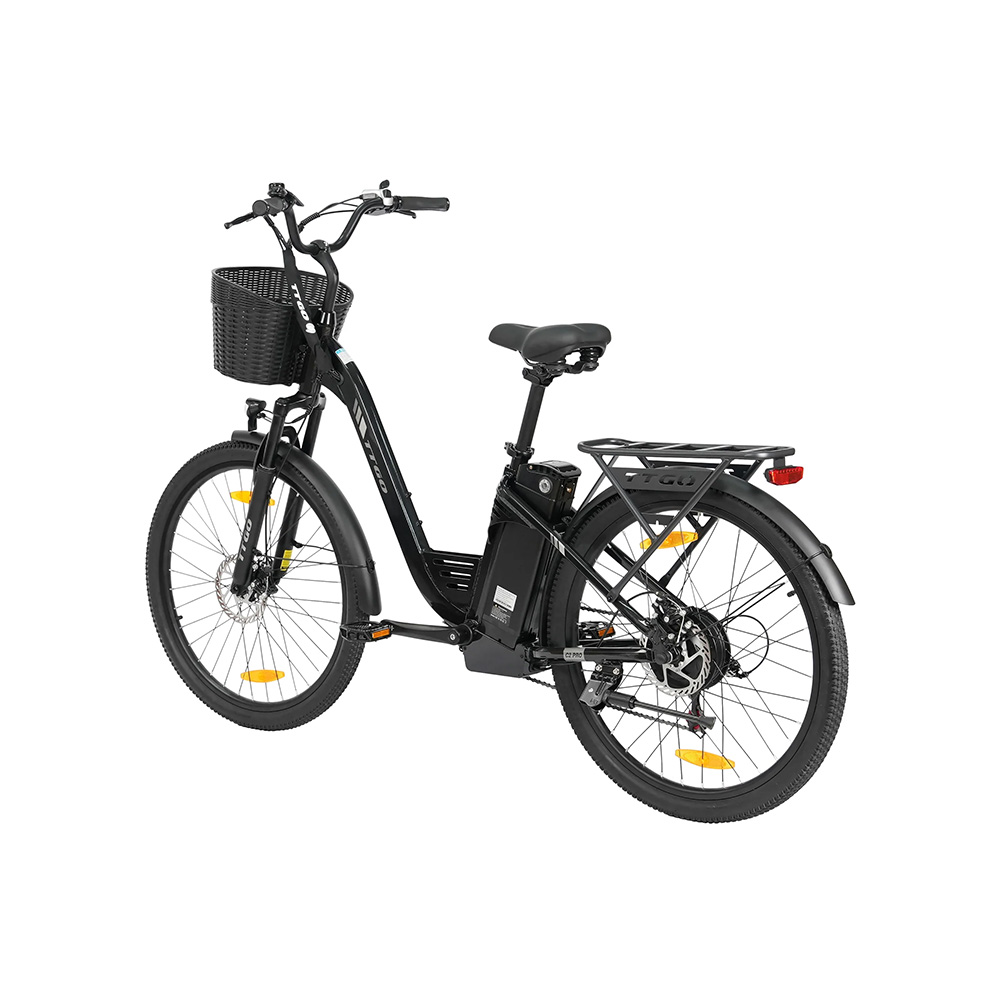Una bicicletta elettrica nera con cestino anteriore e portapacchi posteriore.