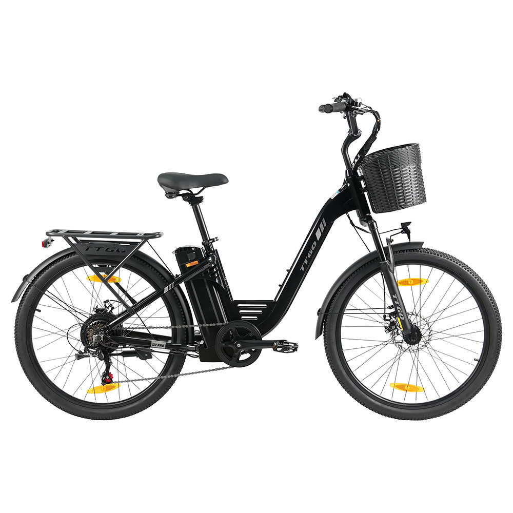 Una bicicletta elettrica nera con cestino, portapacchi, su sfondo bianco.