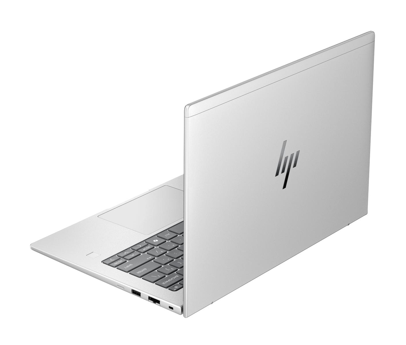 Un portátil plateado HP se muestra desde un ángulo lateral ligeramente elevado sobre fondo blanco.