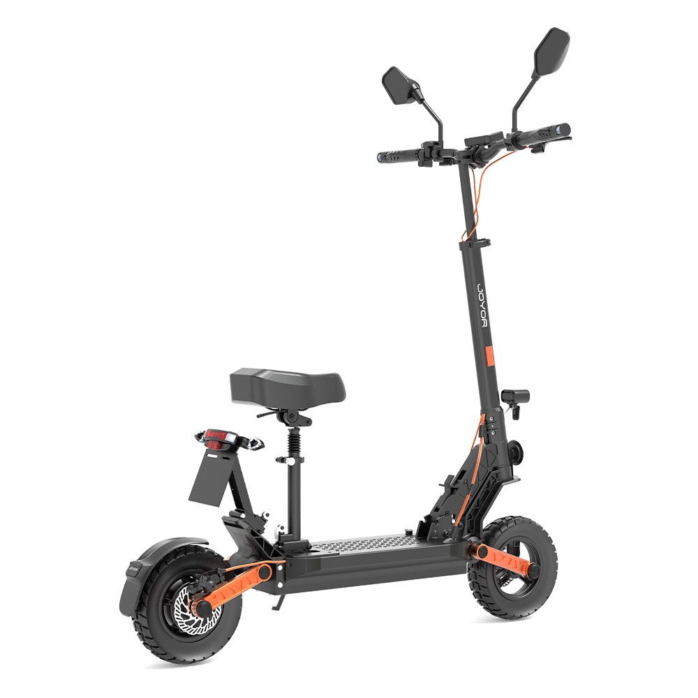 Uno scooter elettrico nero con accenti arancioni, sedile, specchietti e pneumatici spessi.