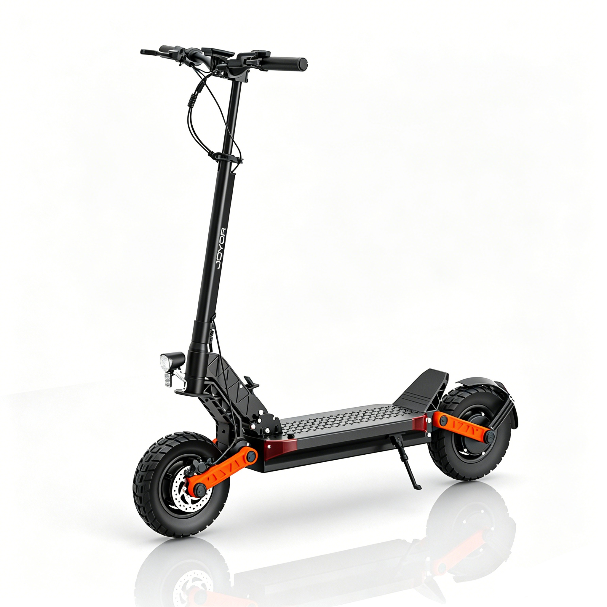 Monopattino elettrico nero con accenti arancioni, pneumatici larghi e fanale.