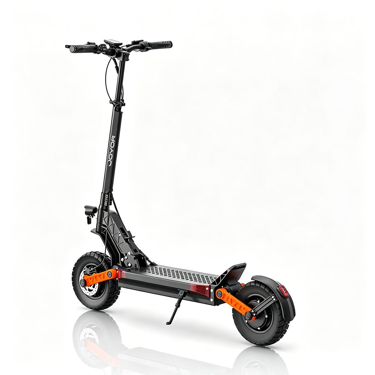 Monopattino elettrico nero con accenti arancioni su sfondo bianco.