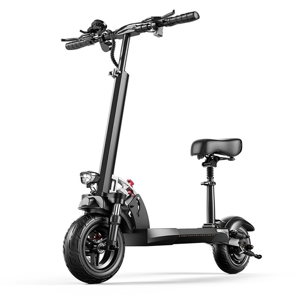Uno scooter elettrico nero con sedile e luce anteriore, isolato su sfondo bianco.