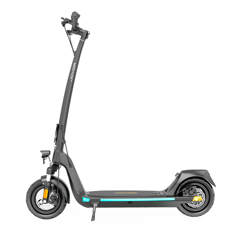 Uno scooter elettrico nero con accenti blu è esposto su sfondo bianco.