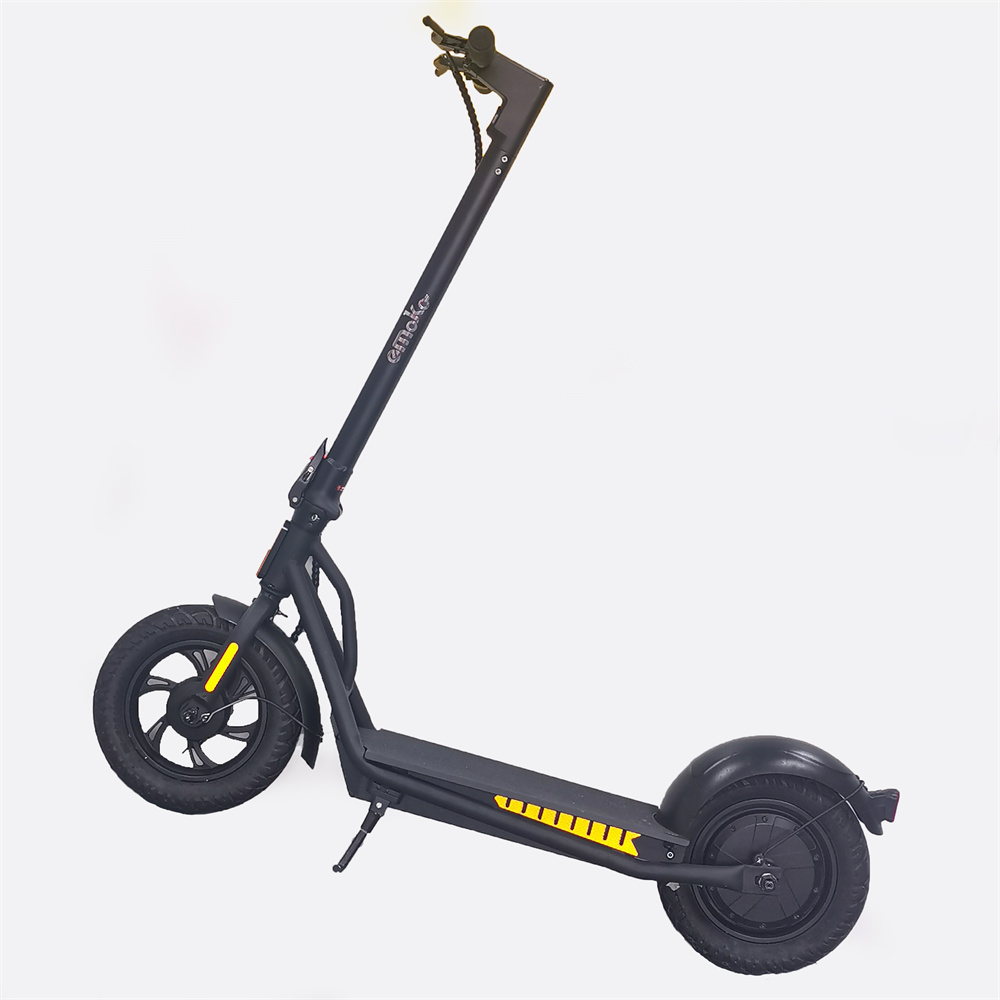 Uno scooter elettrico nero con accenti gialli su sfondo bianco.