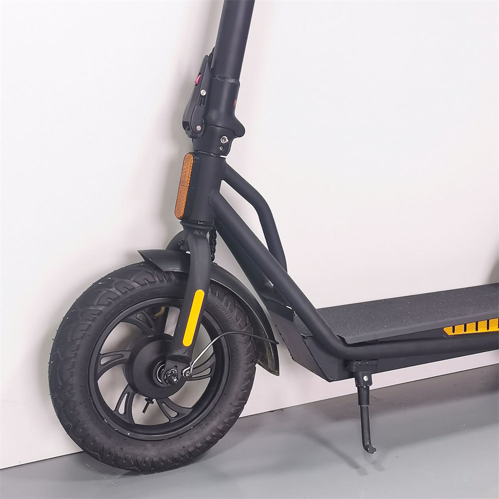 Monopattino elettrico nero con catarifrangente arancione e accenti gialli.