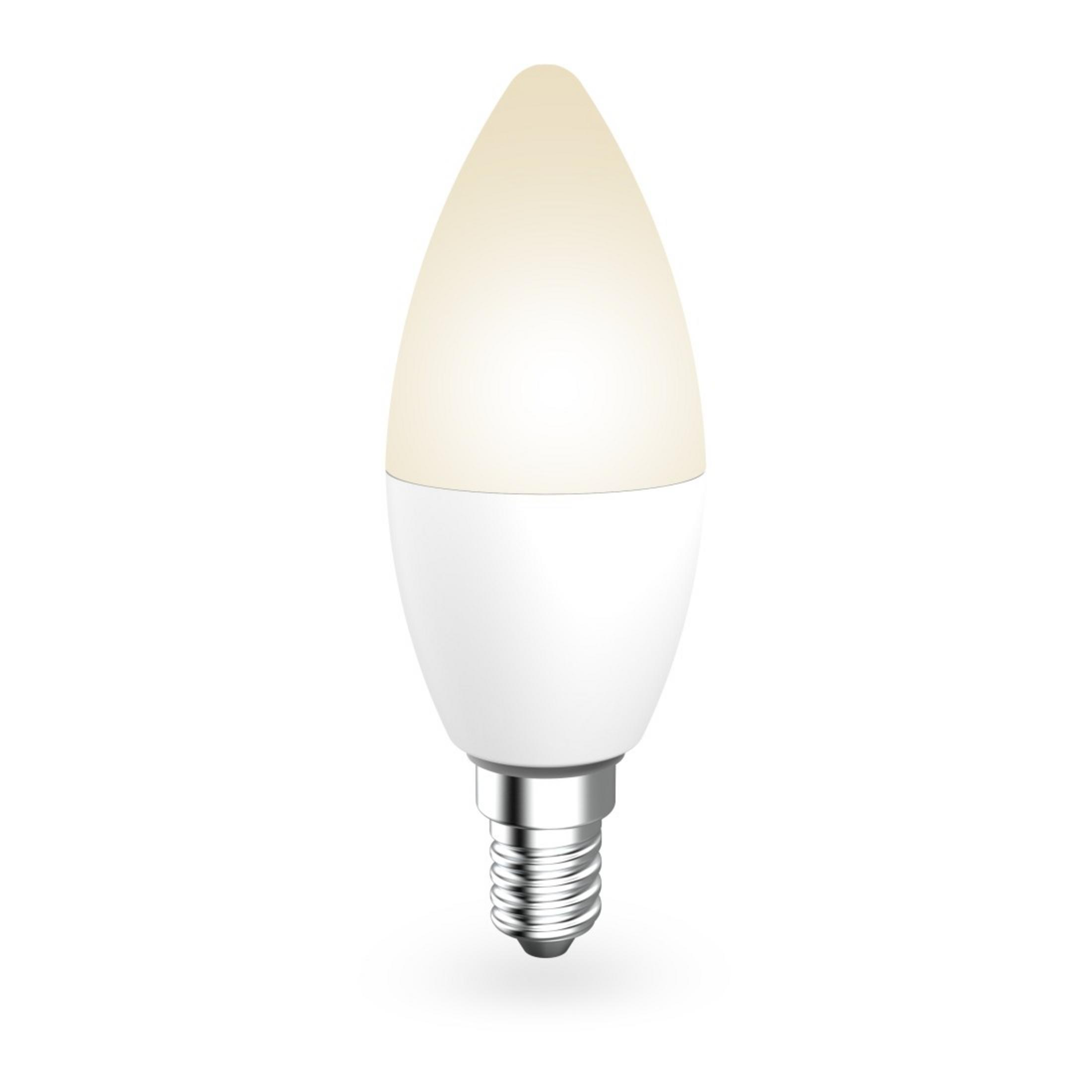 Una lampadina a candela bianca con base argentata su sfondo bianco.