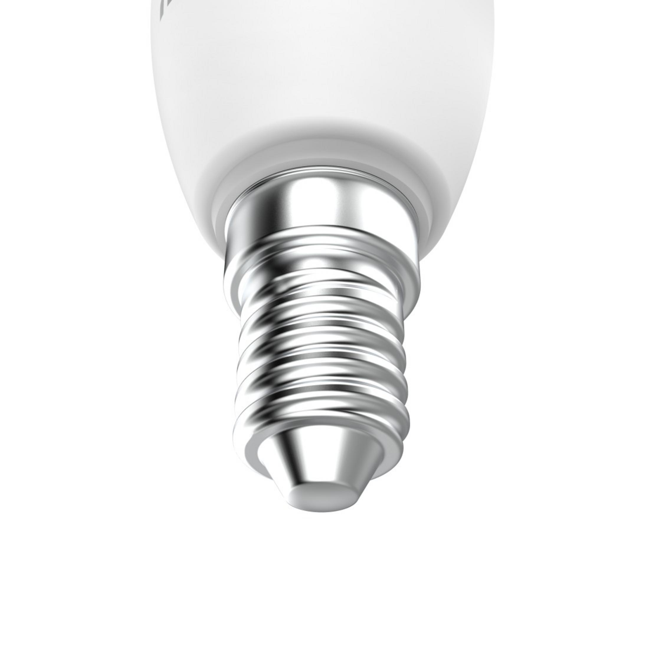Primo piano della base di una lampadina bianca con filettatura a vite argentata su sfondo bianco.