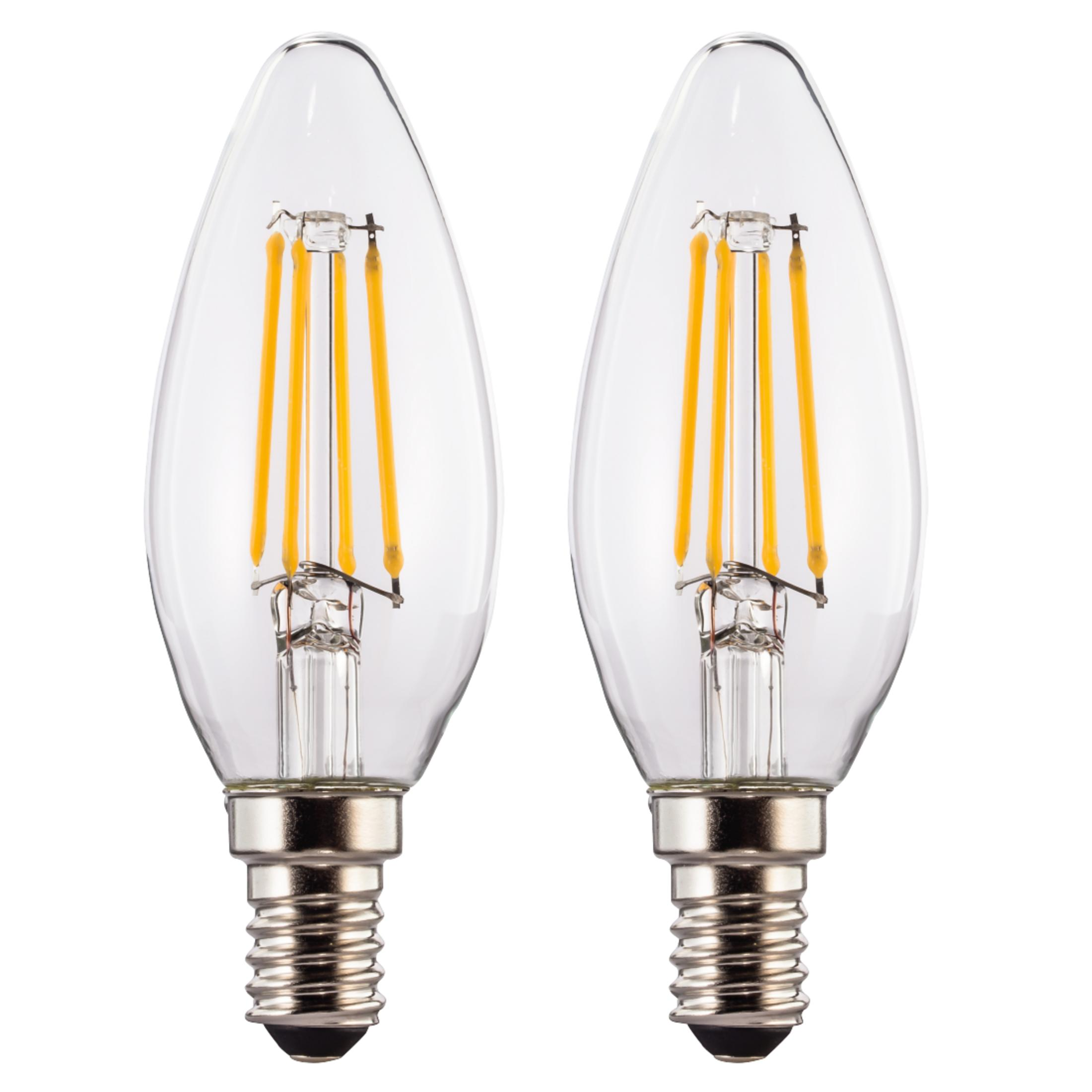 Zwei klare LED-Filament-Kerzenlampen mit silbernen Schraubfassungen und gelben Fäden.