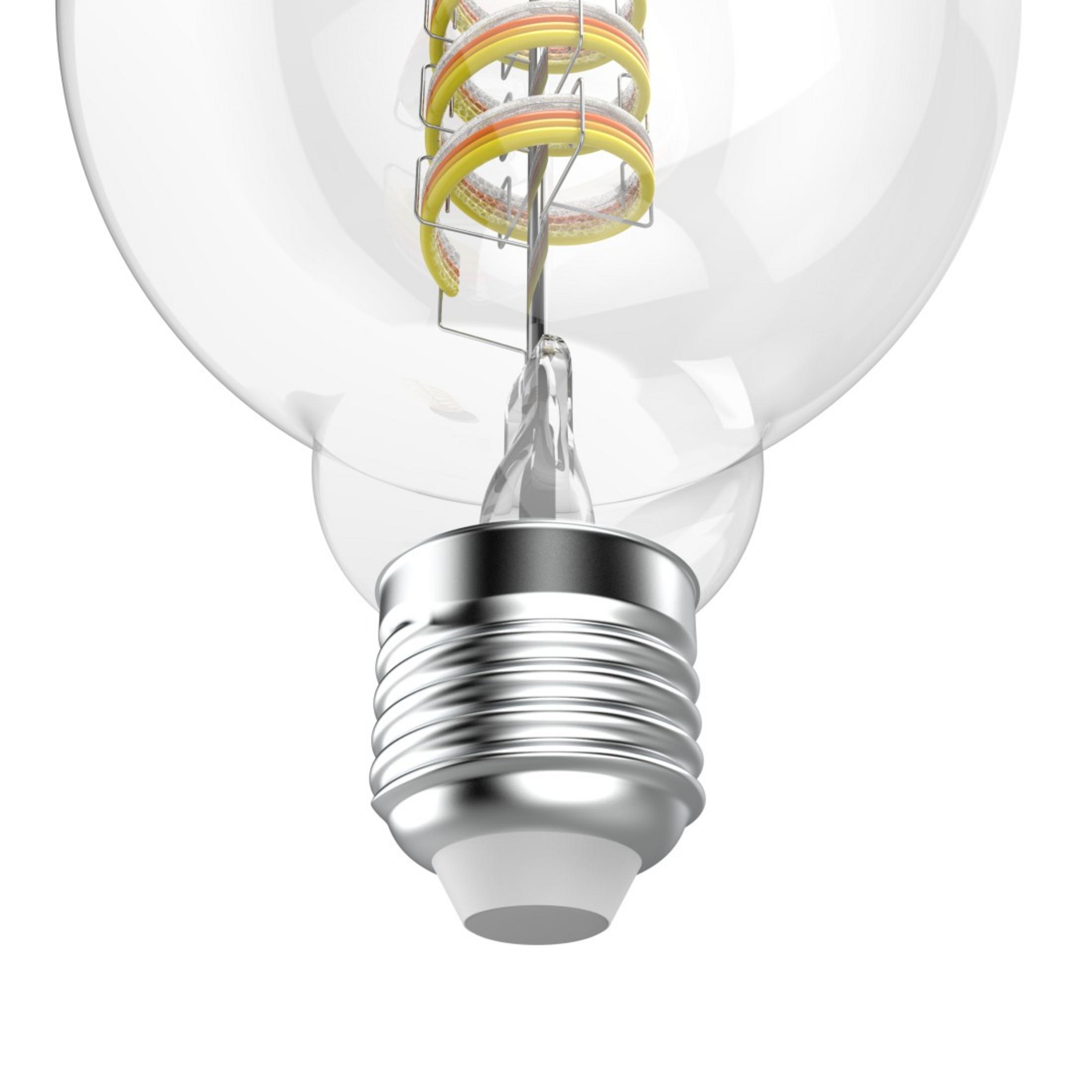 Primo piano di una lampadina con base argentata e filamento a spirale.
