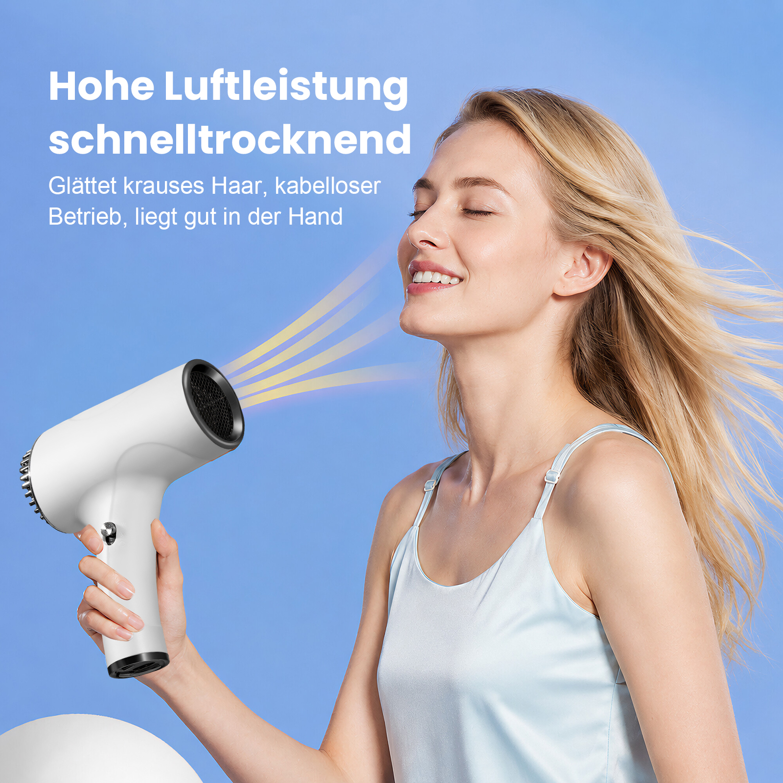 Eine Frau föhnt ihr Haar mit einem weißen Haartrockner vor blauem Himmel.