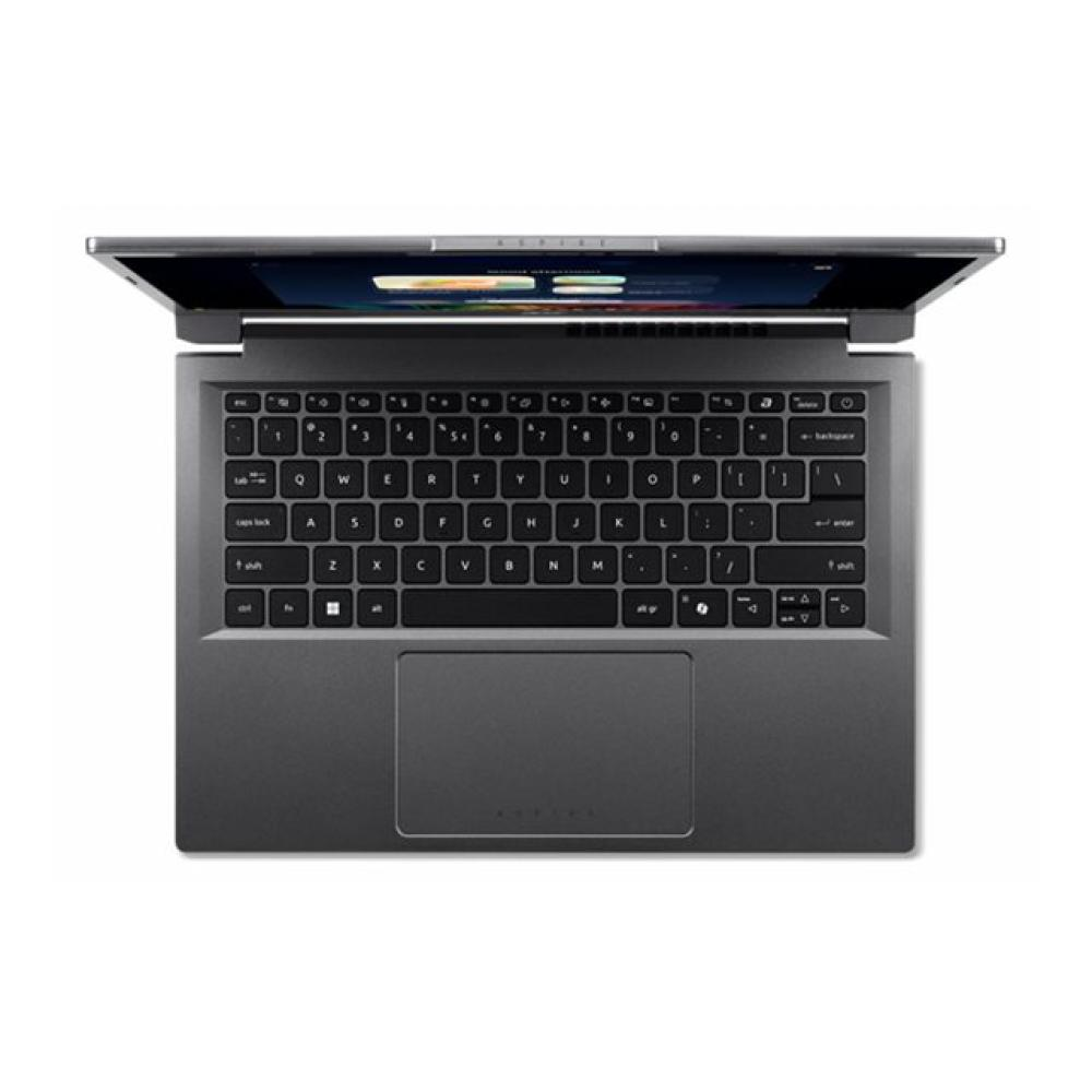 Un portátil oscuro está abierto, mostrando su teclado y pantalla.