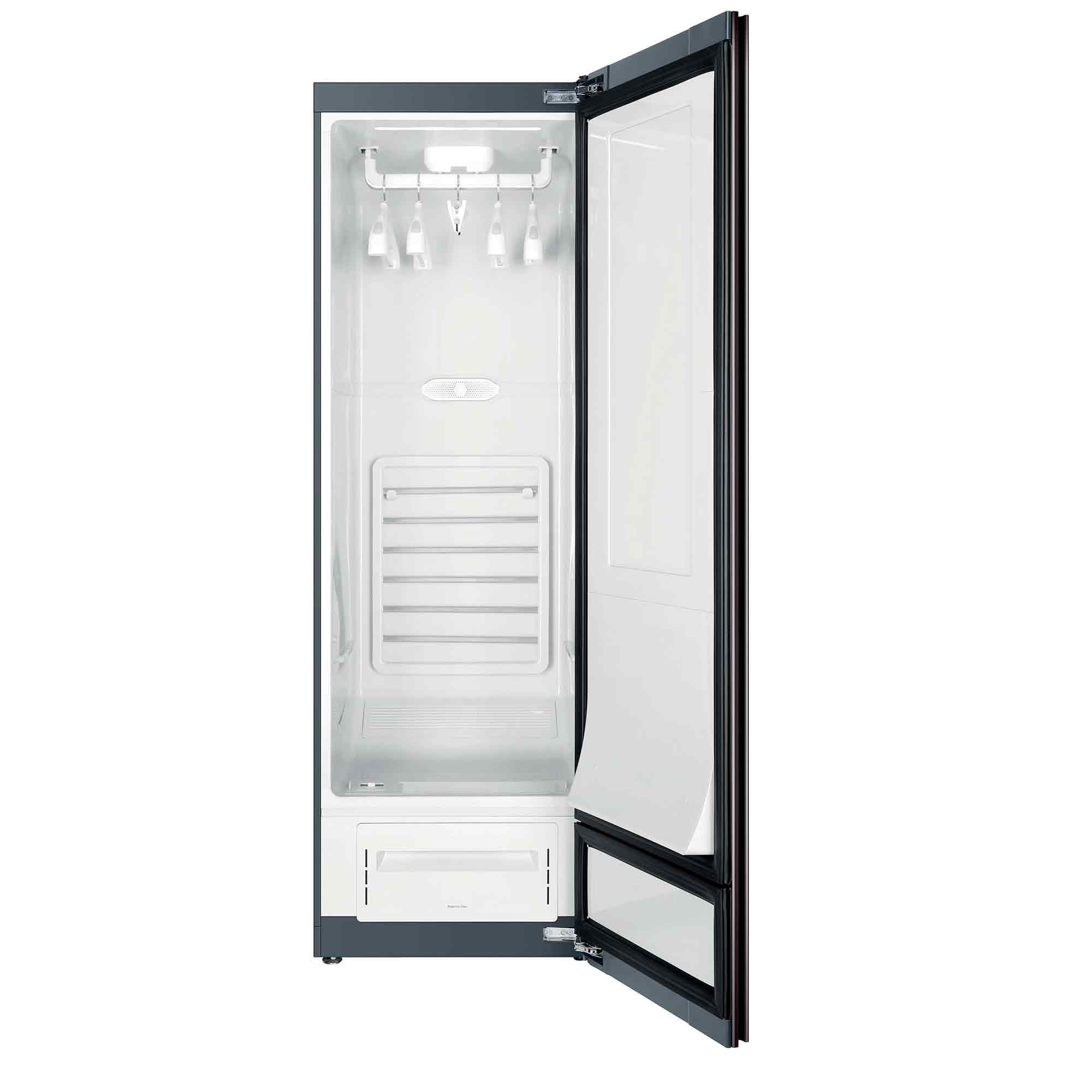 Ein offener Kleiderschrank mit Hängevorrichtungen und Ablageflächen.