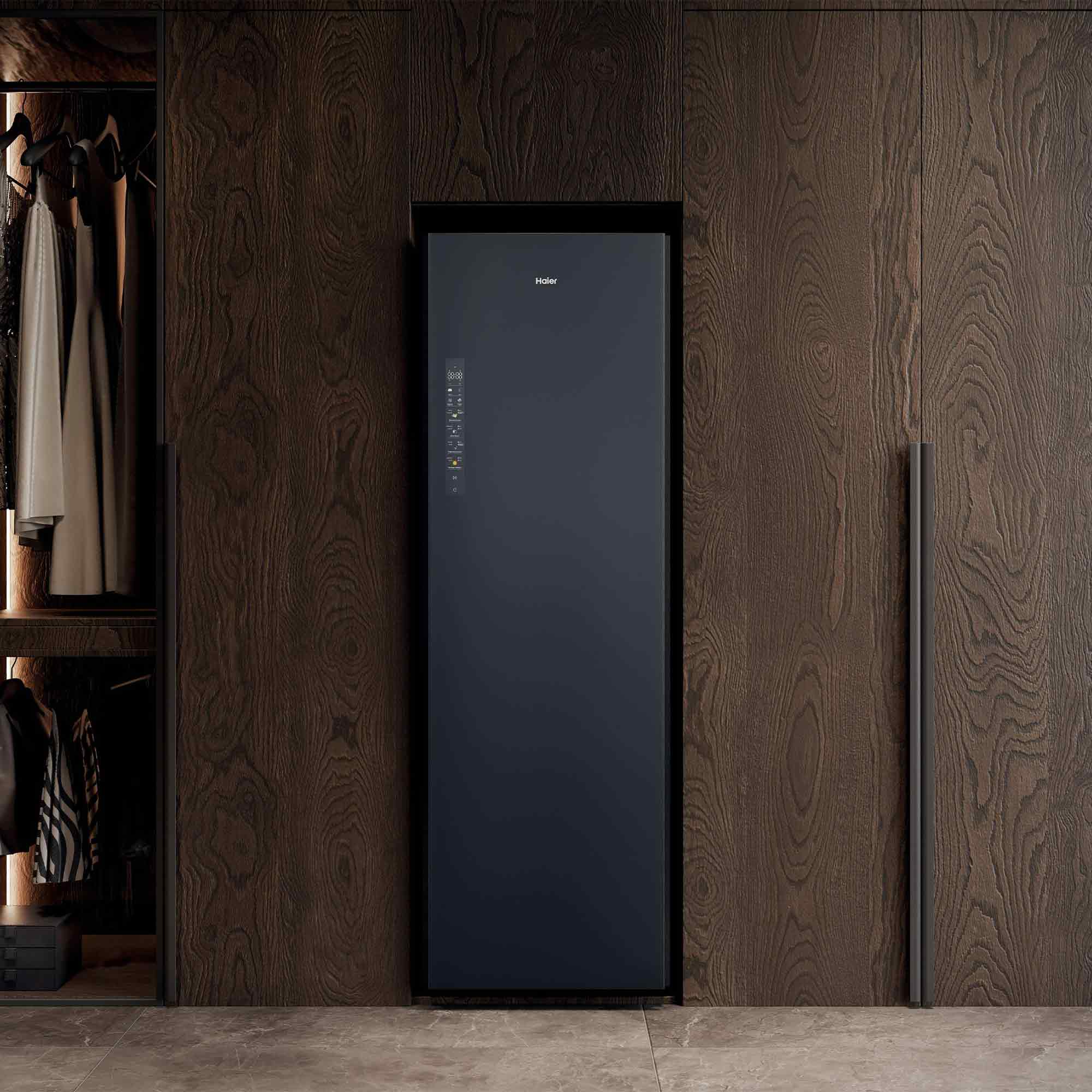 Ein dunkler Kleiderschrank mit Kleidung und einem Haier-Gerät.