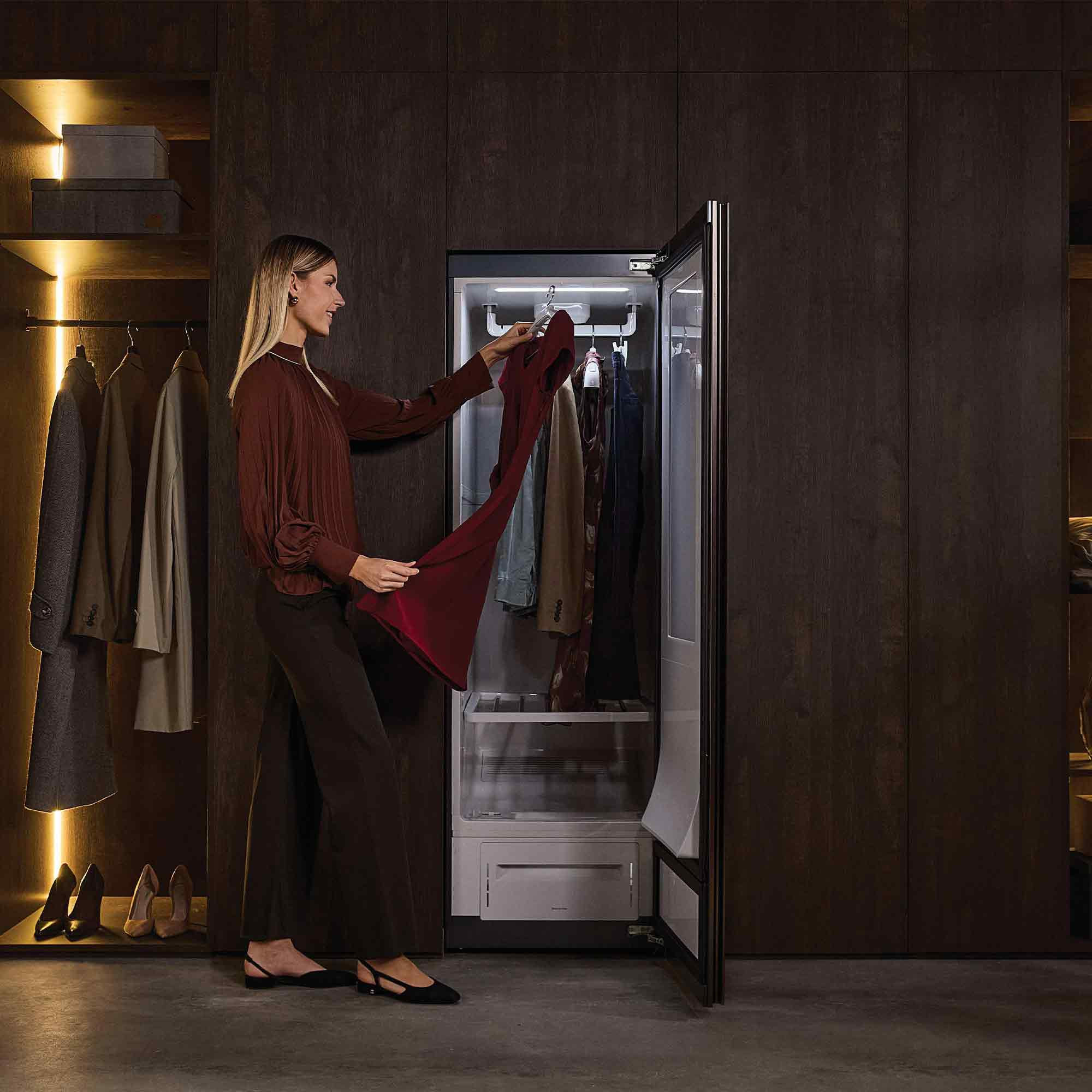 Frau mit einem roten Kleid in einem Kleiderschrank